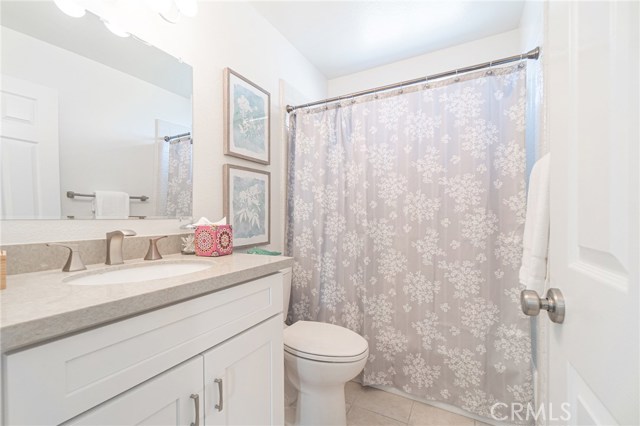 Upstairs Full Bathroom