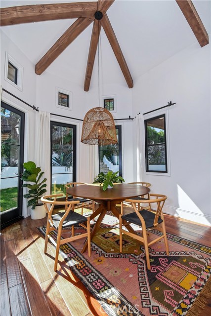 Kitchen eating area - perfect for morning breakfast.