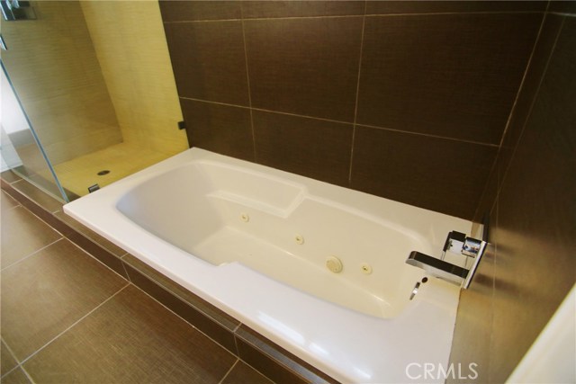 Get a spa-like soak in the comfort of your own home while relaxing in this jetted tub.