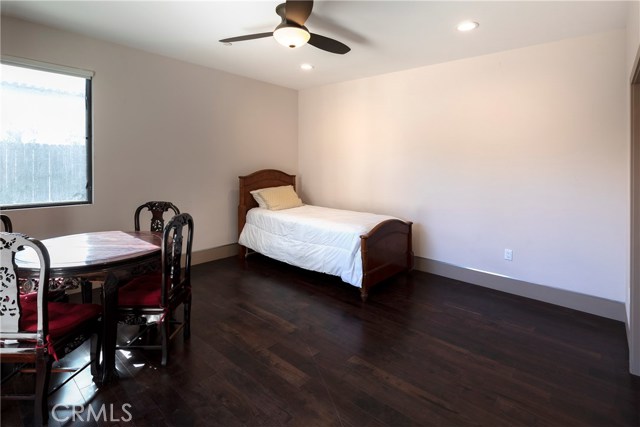 Ground floor ensuite bedroom w/walk-in closet