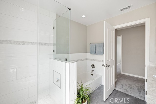 Bathroom 2 shower and tub