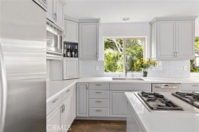 952 15th Street, Hermosa Beach, California 90254, 4 Bedrooms Bedrooms, ,3 BathroomsBathrooms,Residential,Sold,15th,SB20106766