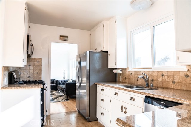 Granite counters, coordinated tiles on the back-splash... stainless appliances!