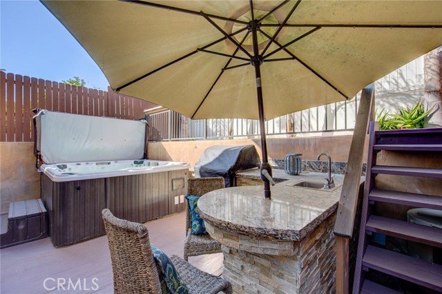 2 level back yard with built in kitchenette, BBQ and relaxing Jacuzzi Spa