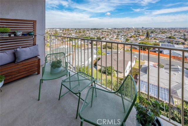 Be sure to put this smart and sophisticated condominium on your list! The ever changing views extend in every direction.