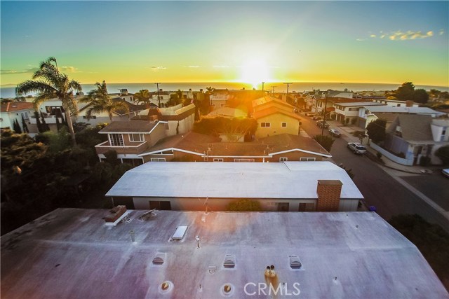 724 13th Street, Manhattan Beach, California 90266, 4 Bedrooms Bedrooms, ,2 BathroomsBathrooms,Residential,Sold,13th,SB17253786
