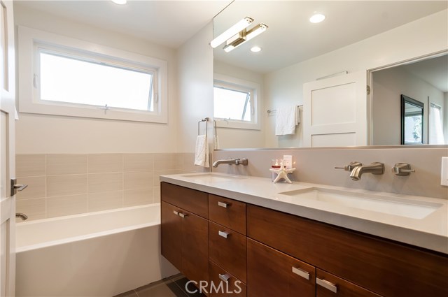 201 24th Street, Hermosa Beach, California 90254, 3 Bedrooms Bedrooms, ,2 BathroomsBathrooms,Residential,Sold,24th,SB17267233