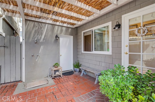 329 4th Street, Manhattan Beach, California 90266, 3 Bedrooms Bedrooms, ,2 BathroomsBathrooms,Residential,Sold,4th,SB18084128