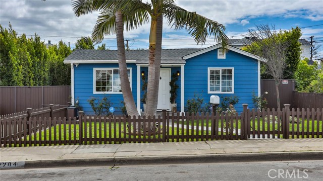 2204 Robinson Street, Redondo Beach, California 90278, 2 Bedrooms Bedrooms, ,2 BathroomsBathrooms,Residential,Sold,Robinson,PV20074273