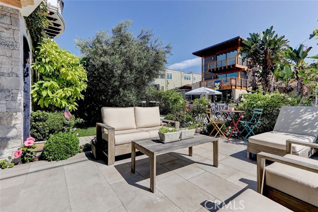 317 9th Street, Manhattan Beach, California 90266, 2 Bedrooms Bedrooms, ,2 BathroomsBathrooms,Residential,Sold,9th,SB20195791