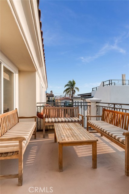 711 1st Place, Hermosa Beach, California 90254, 4 Bedrooms Bedrooms, ,3 BathroomsBathrooms,Residential,Sold,1st,SB20215238