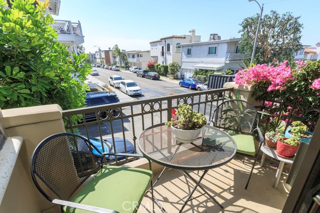 303 7th Street, Manhattan Beach, California 90266, 3 Bedrooms Bedrooms, ,3 BathroomsBathrooms,Residential,Sold,7th,SB17229989