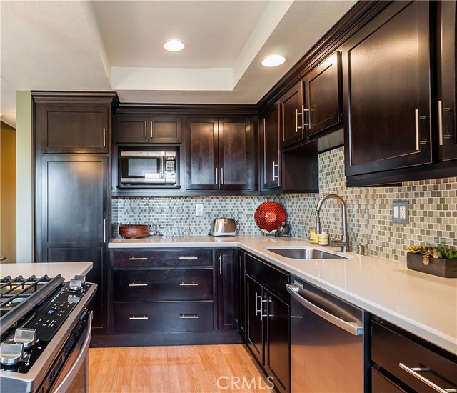 Stainless appliances, quartzite countertops, full back splash and recessed lighting - looking good!