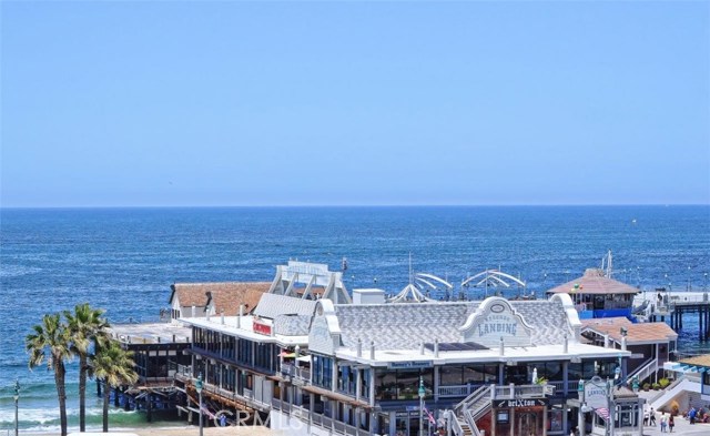 Just Steps Away from Numerous Restaurants on the Pier