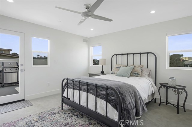 3rd Floor Bedroom - Direct Access to Rooftop Patio