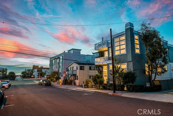 125 4th Street, Hermosa Beach, California 90254, 4 Bedrooms Bedrooms, ,3 BathroomsBathrooms,Residential,Sold,4th,SB18054270