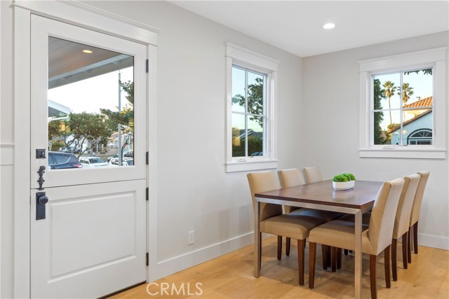 The dining space to share with intimate dinner parties in the heart of the beautiful setting. With views of the neighborhood and the elegant setting of the living space.