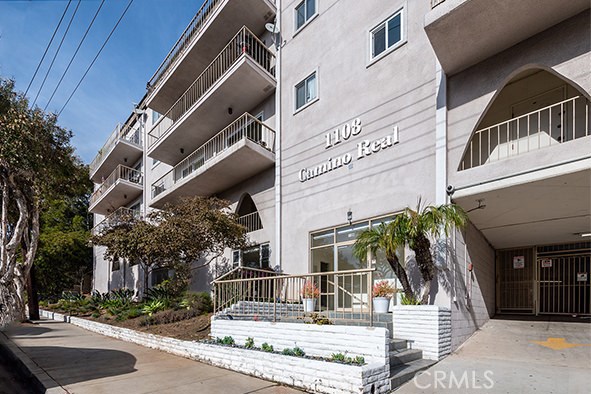 Famous for his mid century designs, noted LA architect Jack Chernoff designed the High Pointe building.