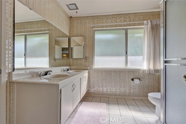 MASTER BATH WITH DOUBLE SINKS