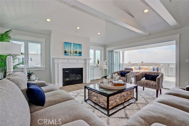 700 Loma Drive, Hermosa Beach, California 90254, 3 Bedrooms Bedrooms, ,3 BathroomsBathrooms,Residential,Sold,Loma,SB18137113