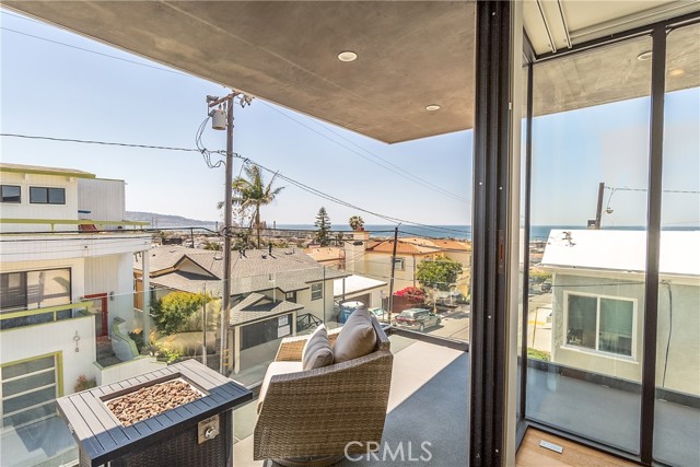 1017 8th Street, Hermosa Beach, California 90254, 3 Bedrooms Bedrooms, ,2 BathroomsBathrooms,Residential,Sold,8th,SB21081881