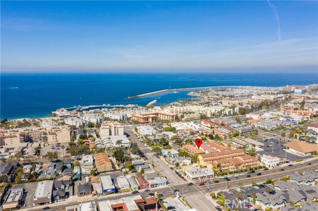 3 blocks to the beach and  Redondo Beach Pier restaurants, bars and fishing