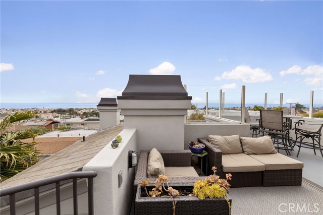952 15th Street, Hermosa Beach, California 90254, 4 Bedrooms Bedrooms, ,3 BathroomsBathrooms,Residential,Sold,15th,SB20106766