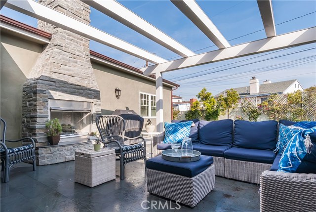 Ideal for indoor outdoor entertaining in addition to the grassy yard