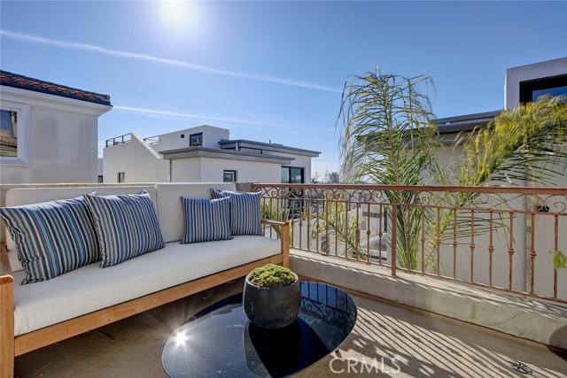 712 2nd Street, Hermosa Beach, California 90254, 4 Bedrooms Bedrooms, ,3 BathroomsBathrooms,Residential,Sold,2nd,SB20263075