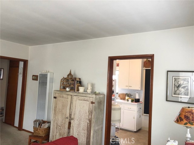 1032 Juanita Ave - Livingroom entering kitchen