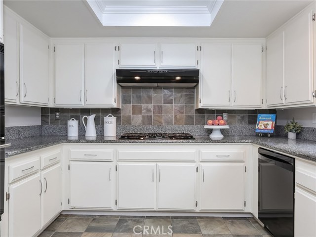 Kitchen with 5 burner range