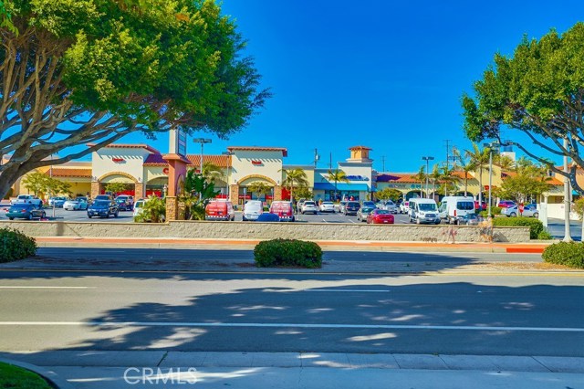 Shopping center across the street w CVS and Handels Ice Cream!