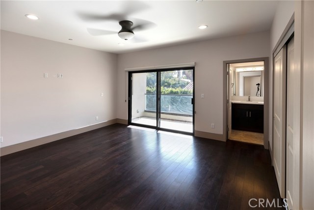 Upstairs ensuite bedroom w/balcony