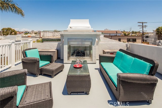 511 2nd Street, Hermosa Beach, California 90254, 3 Bedrooms Bedrooms, ,1 BathroomBathrooms,Residential,Sold,2nd,SB18098379