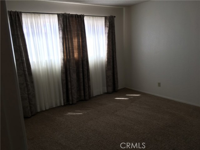 Master bedroom with Pane Windows