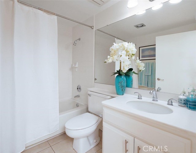 Guest Bathroom with Tub/Shower