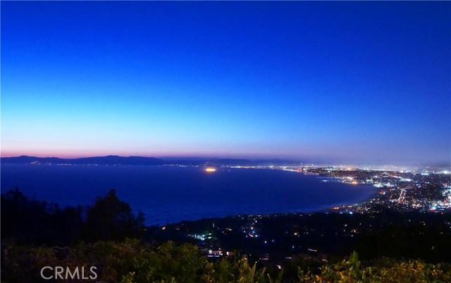 Queen's necklace views at night.