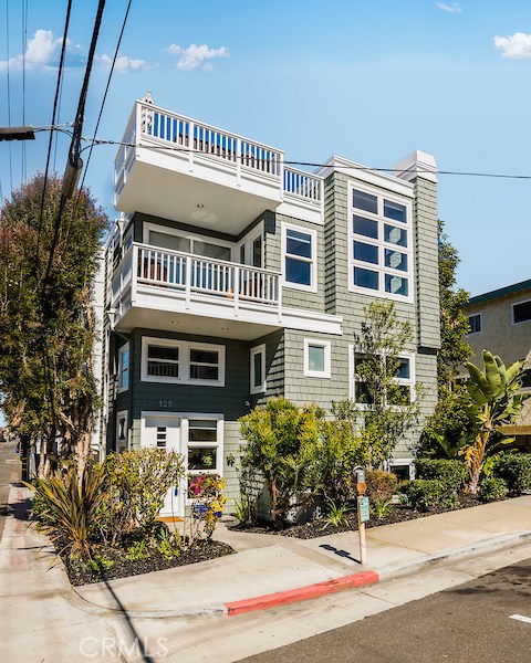 125 4th Street, Hermosa Beach, California 90254, 4 Bedrooms Bedrooms, ,3 BathroomsBathrooms,Residential,Sold,4th,SB18054270