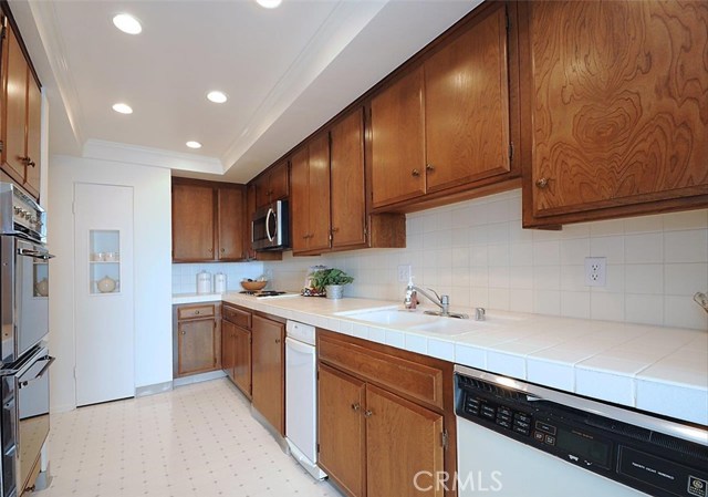 Kitchen with Walk-in Pantry