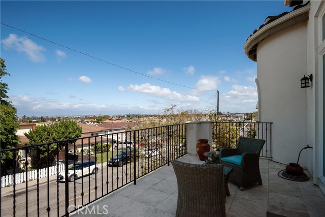 2606 Voorhees Avenue, Redondo Beach, California 90278, 3 Bedrooms Bedrooms, ,4 BathroomsBathrooms,Residential,Sold,Voorhees,SB21053796