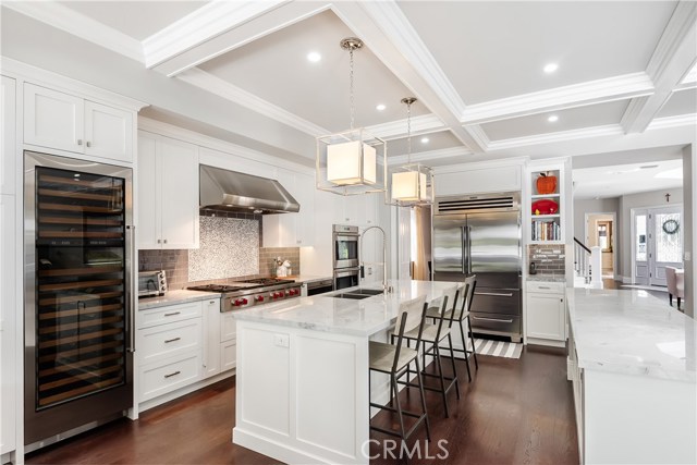 Gorgeous Kitchen with plenty of room for cooking a gourmet meal.