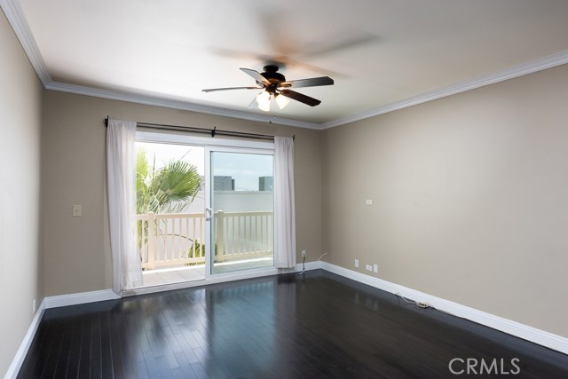 Living room w/ deck w/ ocean view off of it