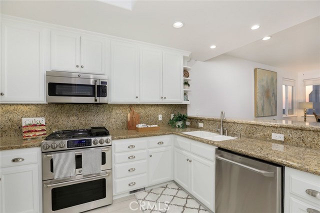 220 4th Street, Hermosa Beach, California 90254, 3 Bedrooms Bedrooms, ,4 BathroomsBathrooms,Residential,Sold,4th,PW18290182