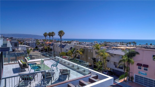 1530 Manhattan Avenue, Hermosa Beach, California 90254, 4 Bedrooms Bedrooms, ,3 BathroomsBathrooms,Residential,Sold,Manhattan,SB17147008