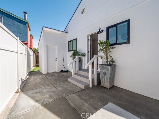 1131 19th Street, Hermosa Beach, California 90254, 2 Bedrooms Bedrooms, ,1 BathroomBathrooms,Residential,Sold,19th,SB20249422