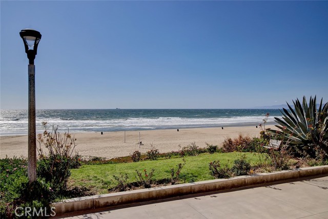 3208 The Strand, Manhattan Beach, California 90266, 6 Bedrooms Bedrooms, ,4 BathroomsBathrooms,Residential,Sold,The Strand,SB21084346