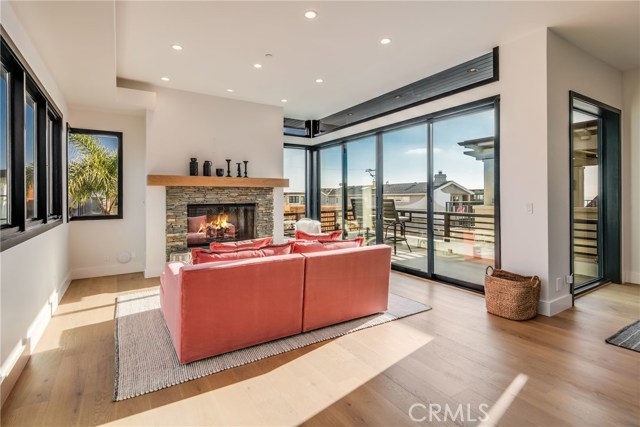 333 18th Street, Manhattan Beach, California 90266, 6 Bedrooms Bedrooms, ,6 BathroomsBathrooms,Residential,Sold,18th,SB20041835