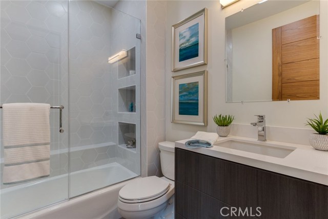 Full bath off the hallway