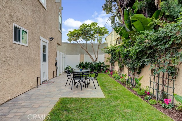 Access from front yard and office/bedroom. Notice medium doggie door.