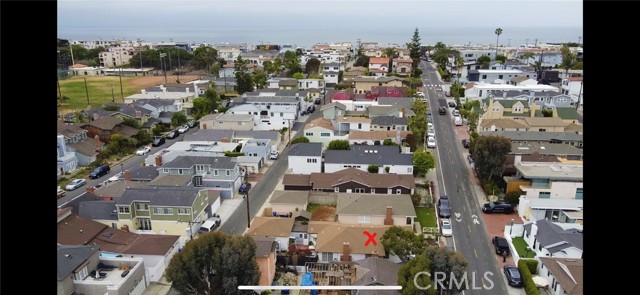 5 blocks to beach and 2 blocks to Live Oak Park! You can see both in this picture. Taken on a cloudy/overcast day. I will get some better drone shots when it clears.
